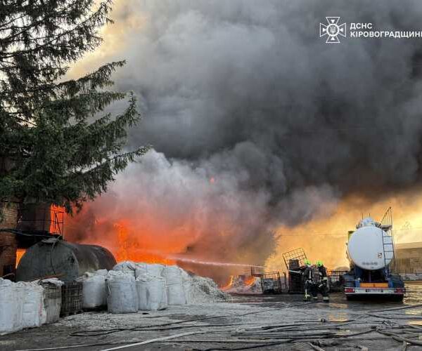 Гасіння пожежі триває: пожежу на складі в Александрії загашено (ФОТО)
