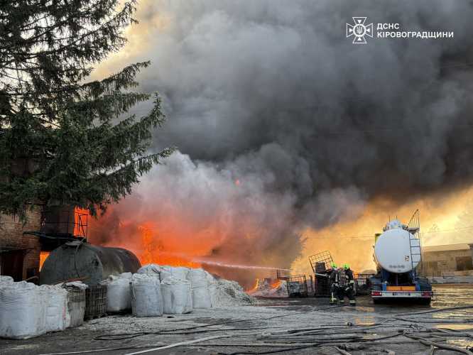 Гасіння пожежі триває: пожежу на складі в Александрії загашено (ФОТО) - INFBusiness
