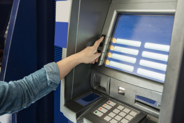 В Україні дедалі більше уваги приділяється грошовим переказам на банківські картки. Системи фінансового моніторингу ретельно відстежують операції, які можуть призвести до податкових зобов'язань. Особисті перекази під мікроскопом: коли поповнення банківської картки може зацікавити податкові органи