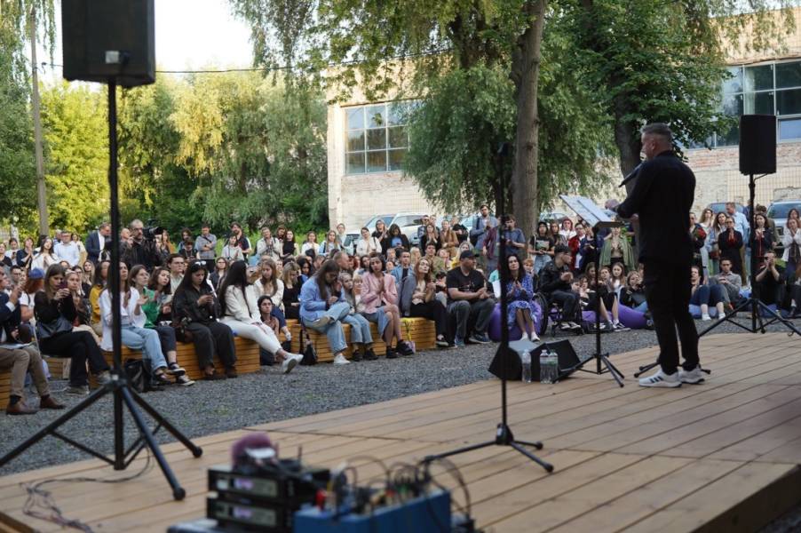 Під час поетичного вечора Жадана для бригади «Хартія» було зібрано 500 000 ₴ - INFBusiness