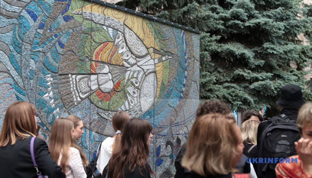 Мозаїку Алли Горської «Боривітер», пошкоджену окупантами в Маріуполі, відтворили в Києві - INFBusiness