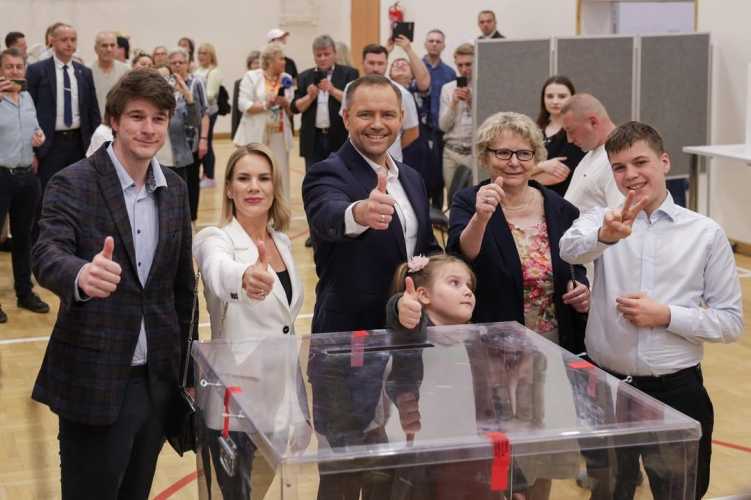 Новий президент Польщі Кароль Навроцький: антикомуніст, "ультрас" та чутки про сутенера - INFBusiness