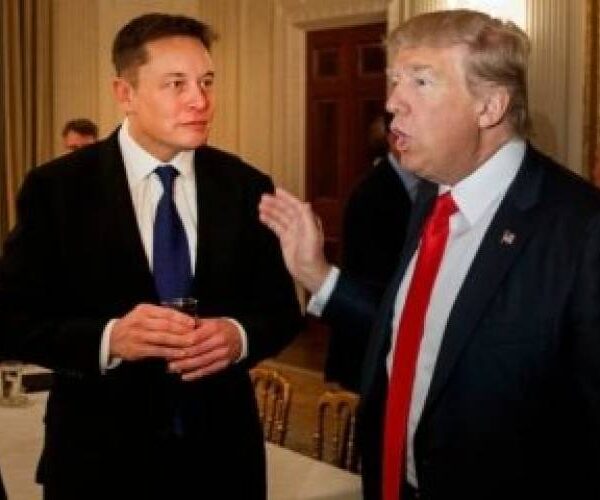 Акції Tesla різко падають на тлі конфлікту Маска та Трампа