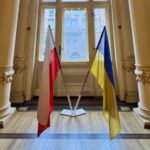 Театр у Кракові переніс український прапор з фасаду будівлі всередину через погрози - INFBusiness