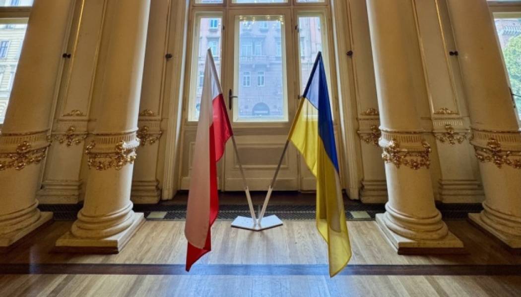 Театр у Кракові переніс український прапор з фасаду будівлі всередину через погрози - INFBusiness