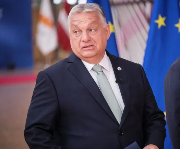 Віктор Орбан спілкується з журналістами перед початком саміту лідерів ЄС у будівлі «Європа», штаб-квартирі Ради ЄС