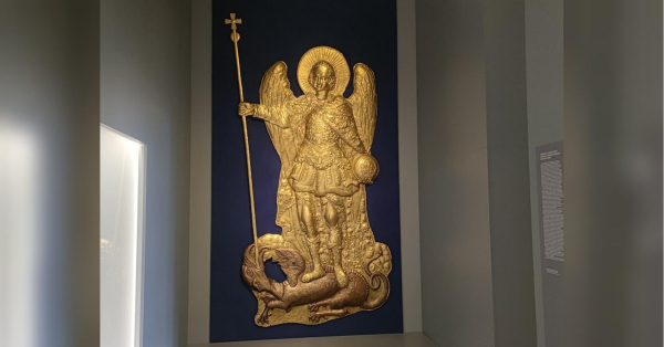 У Національному музеї історії України, де триває експозиція «Скарби України. Символи державності», відкрилася виставка «Хто як Бог?: Образ Архангела Михаїла у національній історії та культурі», на якій вперше показано скарб, знайдений у 2020 році поблизу села Городниця на Житомирщині місцевим мешканцем. Небесний покровитель Києва повернувся після 43 років мандрів: у музеї показали барельєф архангела Михаїла, врятованого від пожежі - INFBusiness