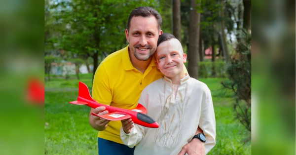 Львівські лікарі прийняли у себе шотландських хірургів, які провели операцію десятирічному Ромчику Олексіву — хлопчику, котрий пережив ракетний удар російської федерації по Вінниці. Російський напад на Вінницю 14 липня 2022 року, який вважається одним з найжахливіших військових злочинів росії, обірвав життя 26 осіб, а більше 200 отримали поранення. Епіцентром атаки стали Будинок офіцерів і приватна лікарня, розташована поблизу. Ромчик єдиний з усіх, хто був у лікарні, вижив. Всі інші — і медики, і хворі — загинули під уламками. Серед тих, хто загинув, була й мама Роми — 29-річна акордеоністка Галина Олексів. Ромчик, що дивом уцілів після російського ракетного удару по Вінниці, нарешті скинув маску, яку носив два роки: хлопчику хірурги також відновили вуха. - INFBusiness