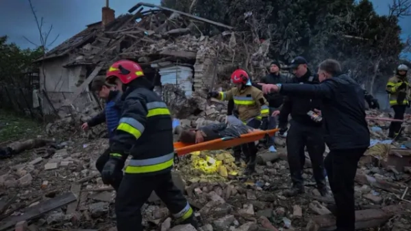 Автор фото, телеграм Андрія Садового Рятувальники виносять дитину з-під завалів будинку на Львівщині