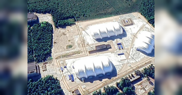 Дистанційні атаки на нафтопереробні комплекси та законні військові об'єкти стали звичною практикою для України, особливо на відстанях до 1000 кілометрів углиб російської території. Деякі безпілотники досягали навіть меж Арктики, включаючи кілька атак на авіаційну базу Оленья протягом 2024 та 2025 років. Найбільша зафіксована дистанція була встановлена у серпні, коли дрон вразив радіолокаційний комплекс «Воронеж-М» в Оренбурзькій області, приблизно за 1800 км від українського кордону. ЗМІ: рф, можливо, готує атаки дронами на ключовий арктичний ядерний полігон. - INFBusiness