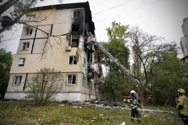 Автор фото, Thomas Peter via Reuters Будинок в Соломʼянському районі, де з-під завалів дістали дівчинку