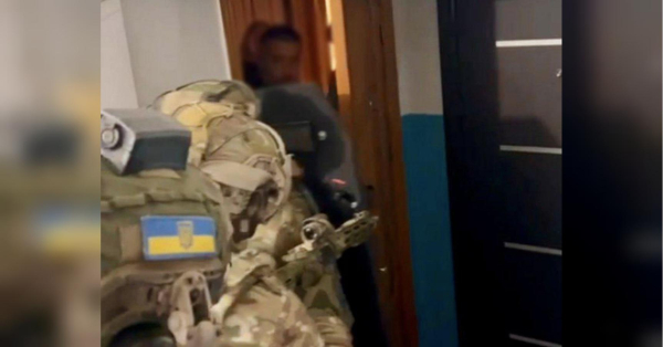 Правоохоронці затримали того, хто відправив посилку, яка вчора здетонувала у відділенні «Укрпошта» у Києві. Чоловіка було заарештовано за адресою його проживання в Тернополі. Відправляв «пам’ятки» з арсеналу: правоохоронці схопили причетного до інциденту на «Укрпошті» у Києві - INFBusiness