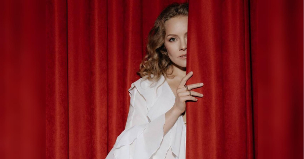 Знана танцівниця та хореографка, тріумфаторка шоу «Танці з зірками» Олена Шоптенко від початку широкомасштабного вторгнення разом із сином мешкає в Австрії. Стверджує, що зважилася на переїзд виключно заради малого Олексія. Майже чотири роки вимушеної еміграції позначились: Олена зазнала значної травми, пережила депресію та опанувала мистецтво порятунку не лише себе, але й інших. "Не цінувала здоров'я – тепер розплачуюсь": відома танцівниця Олена Шоптенко про важкий період під час війни. - INFBusiness