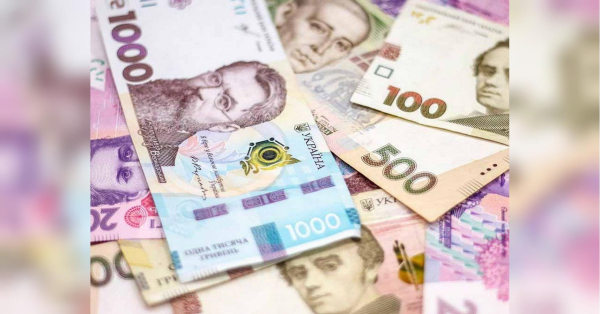 Збільшення найменшої пенсії лише на 234 гривні — до 2 595 гривень щомісяця, саме стільки планують виділяти українським пенсіонерам як мінімальну виплату, згідно з планом Держбюджету-2026. Разом з тим, деякі парламентарі пропонують збільшити її майже вдвічі, і на протязі 2−3 років продовжувати її підвищення. Пенсія від 4700 грн з 2026 року: чи зростуть виплати українським пенсіонерам - INFBusiness