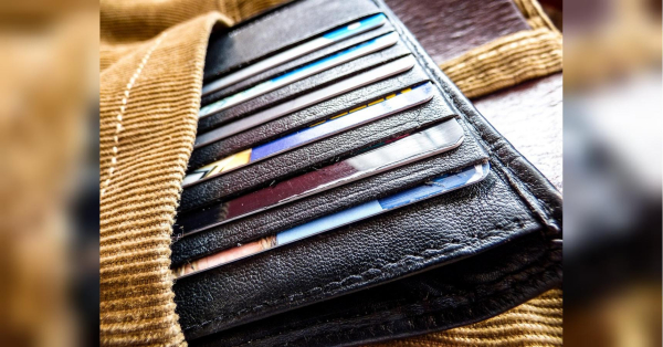 Користувачі банківських послуг можуть зіткнутися з такою проблемою, як зупинення дії платіжних карток. Як правило, це зумовлено незвичною активністю по рахунку, перебільшенням лімітів на грошові перекази або ж у випадку, якщо банківська установа ідентифікує певний рахунок як сумнівний. Варто зазначити, нещодавно НБУ звертався до Верховної Ради з ініціативою розробки законопроєкту про створення реєстру «дропів» — осіб, які надають доступ до своїх рахунків для відмивання коштів, здобутих незаконним шляхом. Чому українцям блокують картки: пояснення - INFBusiness