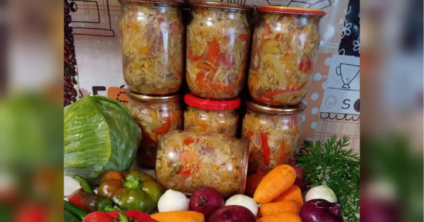 Салат з капусти неймовірно апетитний, бо це літній врожай у склянці, він ситний та запашний. Рецепт нескладний, загальнодоступний. Поки ще овочі продаються на базарі за прийнятними розцінками, впевнено починайте готувати, зазначає кулінарка Магдалина Шершун. Капустяний салат на зиму: простий рецепт для кожної. - INFBusiness