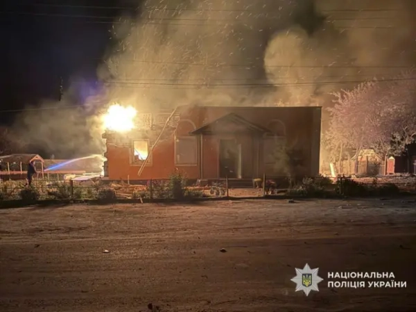 Автор фото, ДСНС Горить помаранчевий будинок. Вогонь гасить пожежник, який стоїть від нього ліворуч