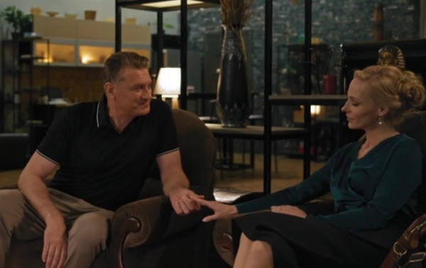 Робочий момент зйомок серіалу «Коп з минулого». Олексій з колегою, актрисою Дар'єю Трегубовою Один сухар на п'ять душ, вода з труб: актор Олексій Зубков про жахи війни - INFBusiness