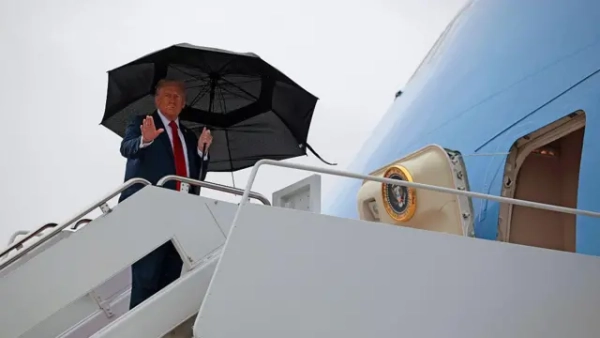 ```html Президент США Дональд Трамп підіймається на борт літака Air Force One для поїздки на Близький Схід 12 жовтня