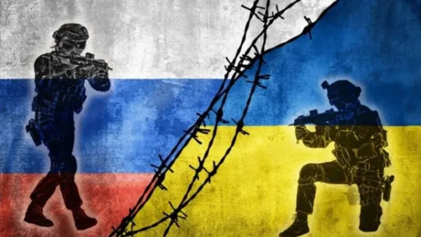 Автор фото, Getty Images Ілюстративне фото - бійці на тлі прапорів України та Росії