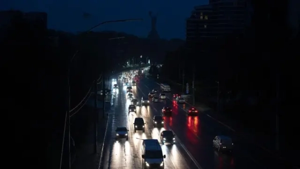 Автор фото, Liberov/Getty Images Київ без світла вранці 10 жовтня