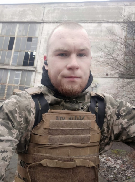 Занурився у воду та травмував хребет: танкіст, який воює за Україну, знайшов незвичний спосіб малювання після ушкодження, з яким міг померти до світанку. - INFBusiness