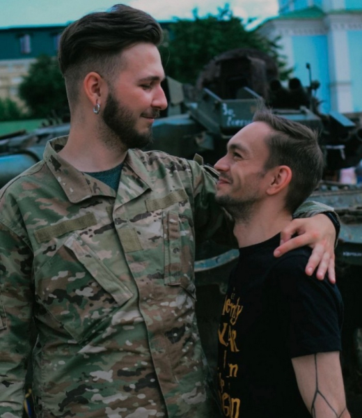 "Від вибуху мене просто відкинуло в бетонну стіну": гей-військовослужбовець Микола Милованов про труднощі великої війни. - INFBusiness