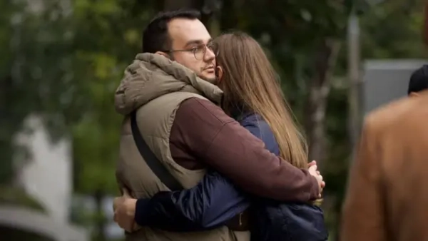 Автор фото, Володимир Зеленський Чоловік та жінка в обіймах на вулиці