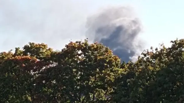 Автор фото, Getty Images Дим від вибуху над деревами