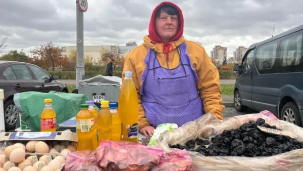 Автор фото, Reuters Галина продає свої продукти на місцевому ринку в Києві