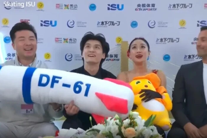 Китайські фігуристи утримували м'яку іграшку, що зображує міжконтинентальну балістичну ракету «Дунфен-61» Міжнародний союз ковзанярів проведе розслідування через плюшеву ракету на гранпрі Китаю