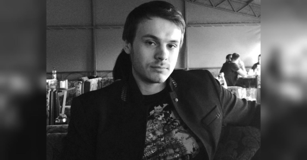 Вперше за багато років знаний український постановник Андрій Жолдак повернувся з постановкою на великій сцені рідного міста — Києва. У Національному театрі імені Лесі Українки відбулась премʼєра авторської вистави «Дім», що стала дійсною сенсацією нинішнього театрального сезону. Чотири години та двадцять хвилин — небувала тривалість пʼєси у виконанні юних акторів театру посеред декорацій славетного сценографа-постановника Данила Жолдака. Вистава «Дім» Жолдака не має традиційно збудованого сюжету. За словами режисера, частини цієї історії розкидані та перемішані, «проте головне залишається — всякий дім — це осередок сили». Енергія життя має «нести»: знаменитий художник-постановник Данило Жолдак про креативність у часи великої війни - INFBusiness