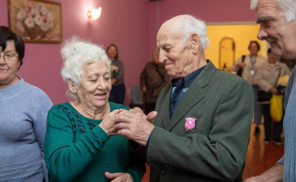 "Я не прагнула шлюбу, та він наполіг: ти - моє останнє кохання": на Одещині одружилися літні вимушені переселенці зі східної України - INFBusiness