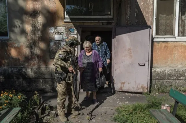 Автор фото, Getty Images На фоні наближення фронту з міста Добропілля евакуюють цивільних