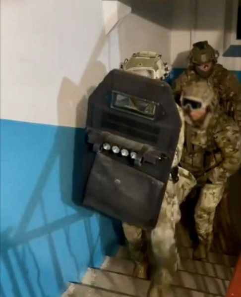 Правоохоронці затримали того, хто відправив посилку, яка вчора здетонувала у відділенні «Укрпошта» у Києві. Чоловіка було заарештовано за адресою його проживання в Тернополі. Відправляв «пам’ятки» з арсеналу: правоохоронці схопили причетного до інциденту на «Укрпошті» у Києві - INFBusiness