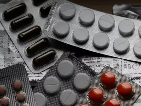 Коригування в державному контролі медикаментозного ринку, впроваджені відомою фармацевтичною компанією, спричинили збільшення вартості препаратів у роздрібній торгівлі, погіршення їхньої доступності та зниження обсягів податкових внесків від виробників. Про це повідомляється у статті видання «Главком». Регулювання ліків державою: ЗМІ повідомляють про подорожчання в аптеках і падіння бюджетних доходів. - INFBusiness