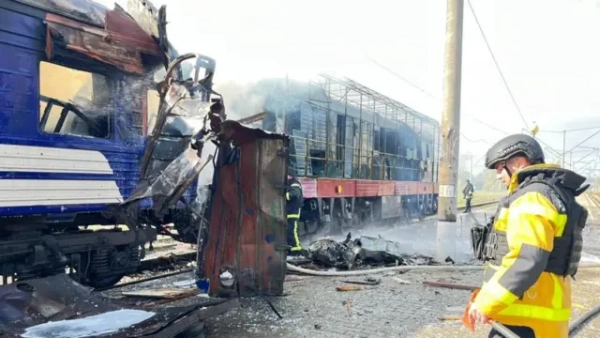 ```html Росіяни вдарили по потягу в Шостці. У місті немає електроенергії, є жертва та чимало травмованих. - INFBusiness