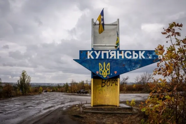 Знак на в'їзді в Куп'янськ - жовто-блакитна стела кольорів українського прапора