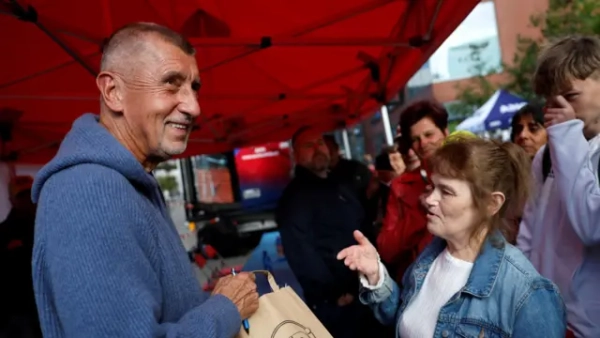 Автор фото, Reuters Лідер руху ANO Бабіш на зустрічі з виборцями