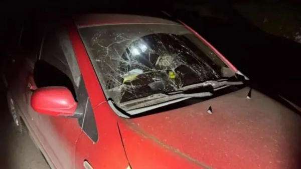 Автор фото, ДСНС Червоний автомобіль з вибитими вікнами