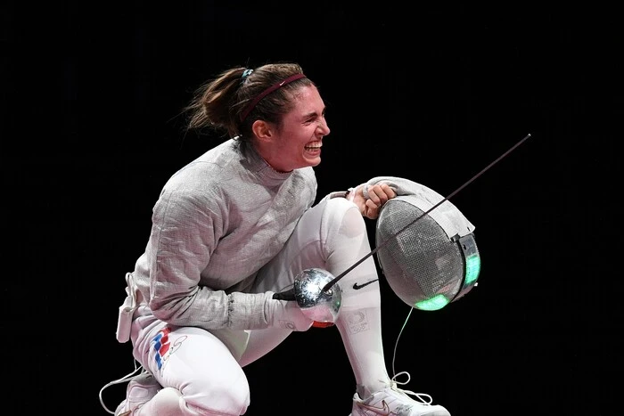 Двократна олімпійська чемпіонка висловлювала підтримку повномасштабній агресії в соціальних мережах Ганебне рішення. Міжнародна федерація фехтування допустила доньку Позднякова