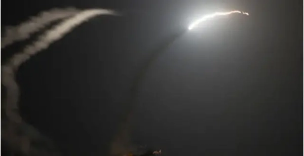 Автор світлини, Getty Images політ ракети в нічному небі