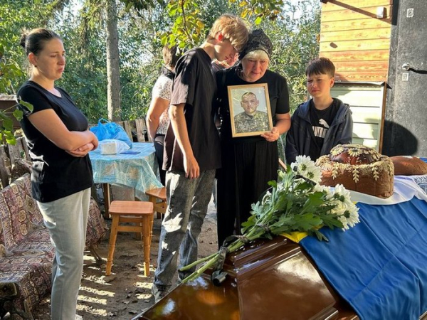«Досі чекаю на Вадима вдома, бо все одно серце терзають сумніви, чи то дійсно він», - каже мати воїна Поховали в чужому краї: на Житомирщині перепоховали воїна, котрого три роки вважали безвісти зниклим, проте рідні ще мають сумніви - INFBusiness