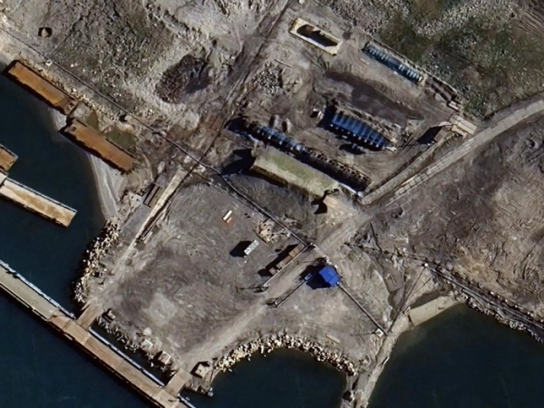 Резервуари для зберігання палива поблизу портової споруди у Північному. Супутниковий знімок від 14 серпня 2025 року. Google Планета Земля ЗМІ: рф, можливо, готує атаки дронами на ключовий арктичний ядерний полігон. - INFBusiness