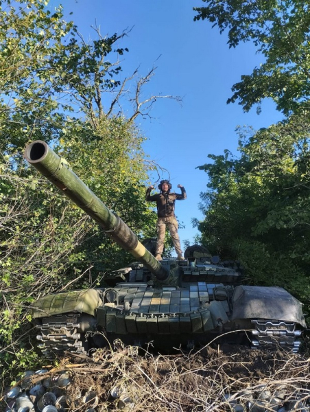 Занурився у воду та травмував хребет: танкіст, який воює за Україну, знайшов незвичний спосіб малювання після ушкодження, з яким міг померти до світанку. - INFBusiness