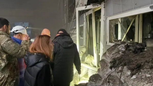 Автор фото, Liberov/Getty Images Міністерка енергетики Сітлана Гринчук на одному з пошкоджених обʼєктів енергетичної системи