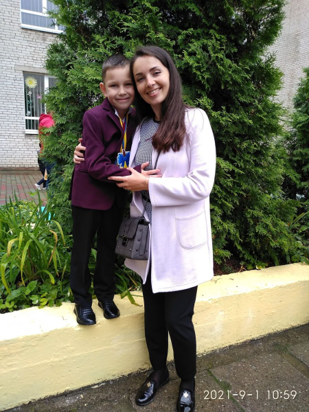 Галина Олексів приїхала з сином у Вінницю, щоб провідати батьків Ромчик, що дивом уцілів після російського ракетного удару по Вінниці, нарешті скинув маску, яку носив два роки: хлопчику хірурги також відновили вуха. - INFBusiness