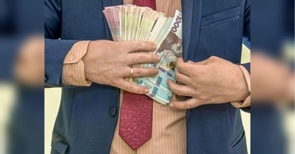 Запропонований урядом Юлії Свириденко бюджет держави на 2026 рік виявився доволі дефіцитним, і щоб зекономити кошти, а також зробити його більш справедливим, парламентарі вирішили додати до нього корективи у вигляді обмеження на оплату праці держслужбовців. Отже, якщо цю поправку буде підтримано, українські посадовці зможуть отримувати щомісячну платню максимум у 80 тисяч гривень. Урізання виплат держслужбовцям: у Раді планують обмежити річний дохід до мільйона. - INFBusiness