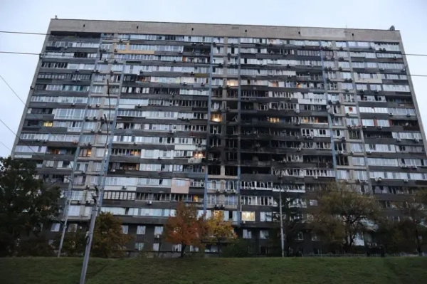 Автор фото, Liberov/Getty Images У ніч на 10 жовтня Росія випустила по Україні понад 450 дронів та 30 ракет. На фото пошкоджений будинок у Києві