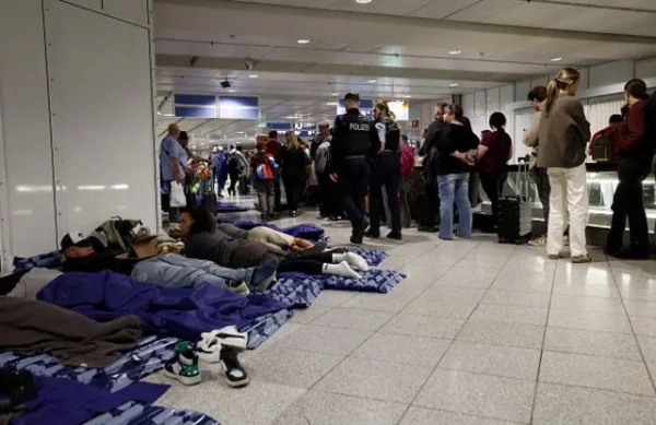 Автор фото, Getty Images Пасажирам у Мюнхенському аеропорті довелося спати на надувних матрацах через кілька дронів, 4 жовтня 2025 року